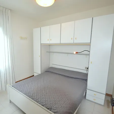 One Bedroom Flat With Balcony Next To The Sea 아파트 *
