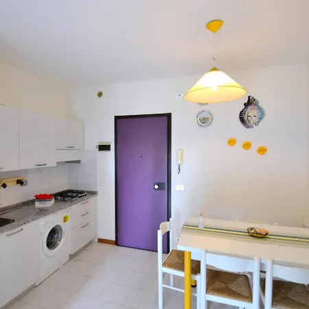 One Bedroom Flat With Balcony Next To The Sea 아파트 *