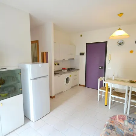 아파트 One Bedroom Flat With Balcony Next To The Sea 비비오네