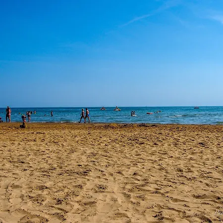One Bedroom Flat With Balcony Next To The Sea