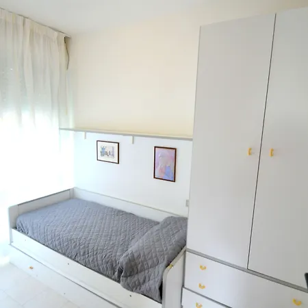 One Bedroom Flat With Balcony Next To The Sea *