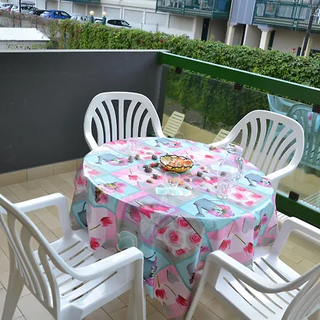 Апартаменти One Bedroom Flat With Balcony Next To The Sea *