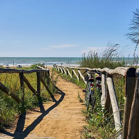One Bedroom Flat With Balcony Next To The Sea Апартаменти